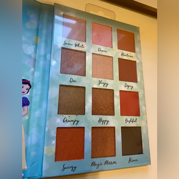 Disney Snow White Eyeshadow Palette 12 Shades Design & Mirror New - Picture 3 of 5